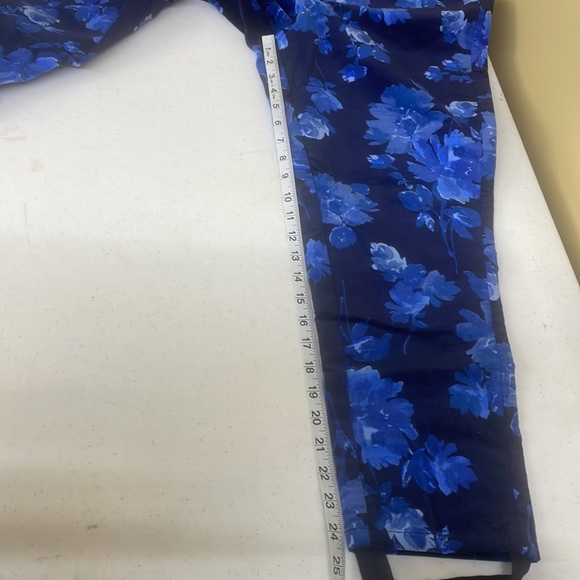 New Isaac Mizrahi Blue Floral Print Velvet Stirrup Pants Size 10P Adjustable - Picture 14 of 16